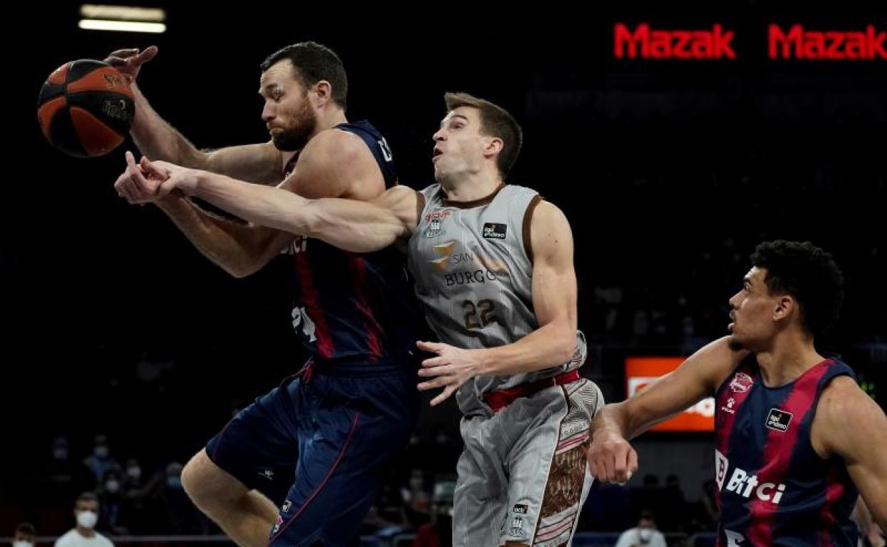 Xavi Rabaseda en un lance del partido ante el Baskonia. 