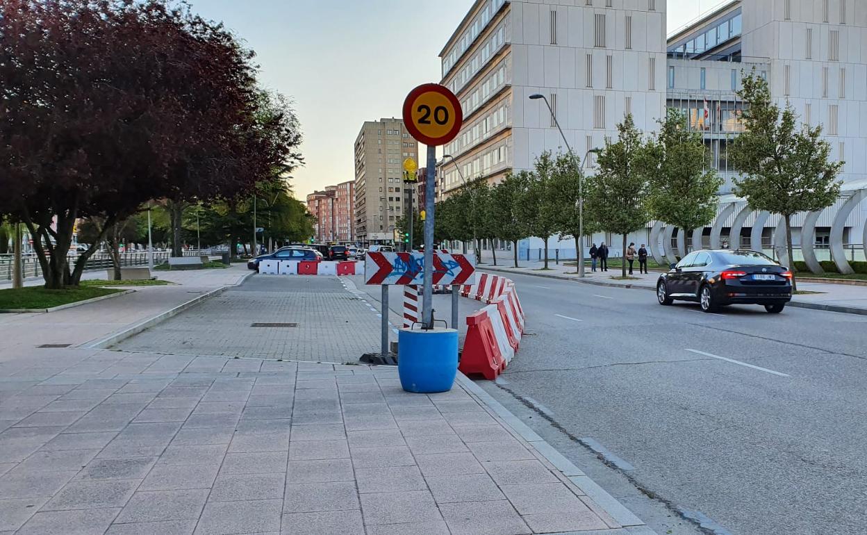 La Avenida Reyes Católicos lleva casi un año con un carril cortado al tráfico y velocidad limitada frente a los juzgados.