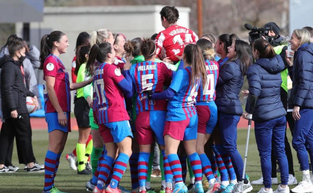 Las jugadoras del Barça mantean a Virginia Torrecilla.