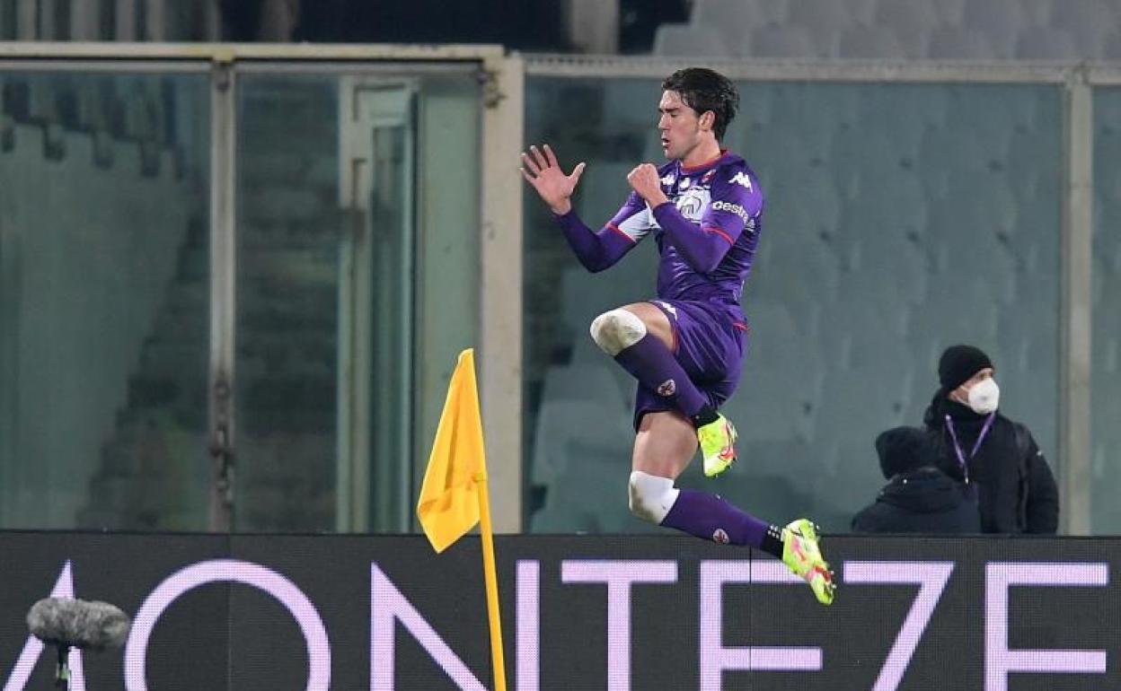 Dusan Vlahovic celebra un gol con la camiseta de la Juventus. 