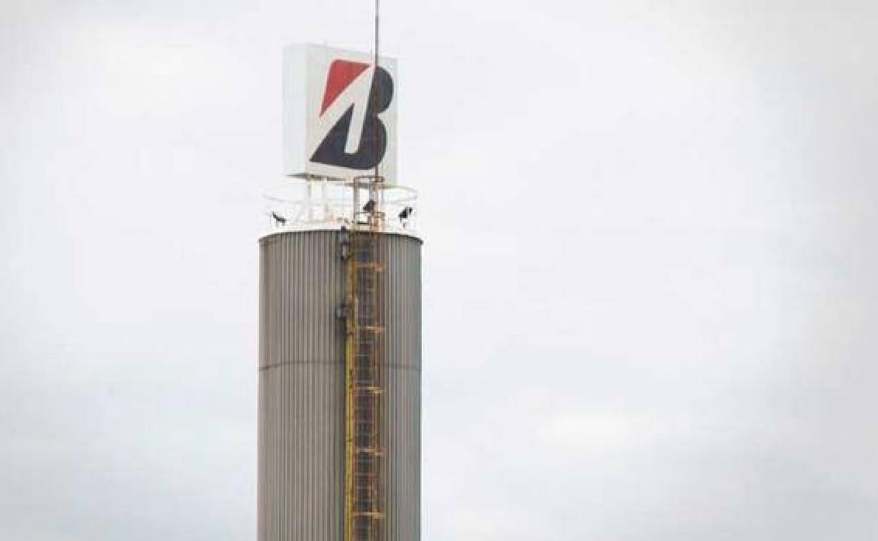 Imagen de la torreta de la factoría Bridgestone en Burgos. 