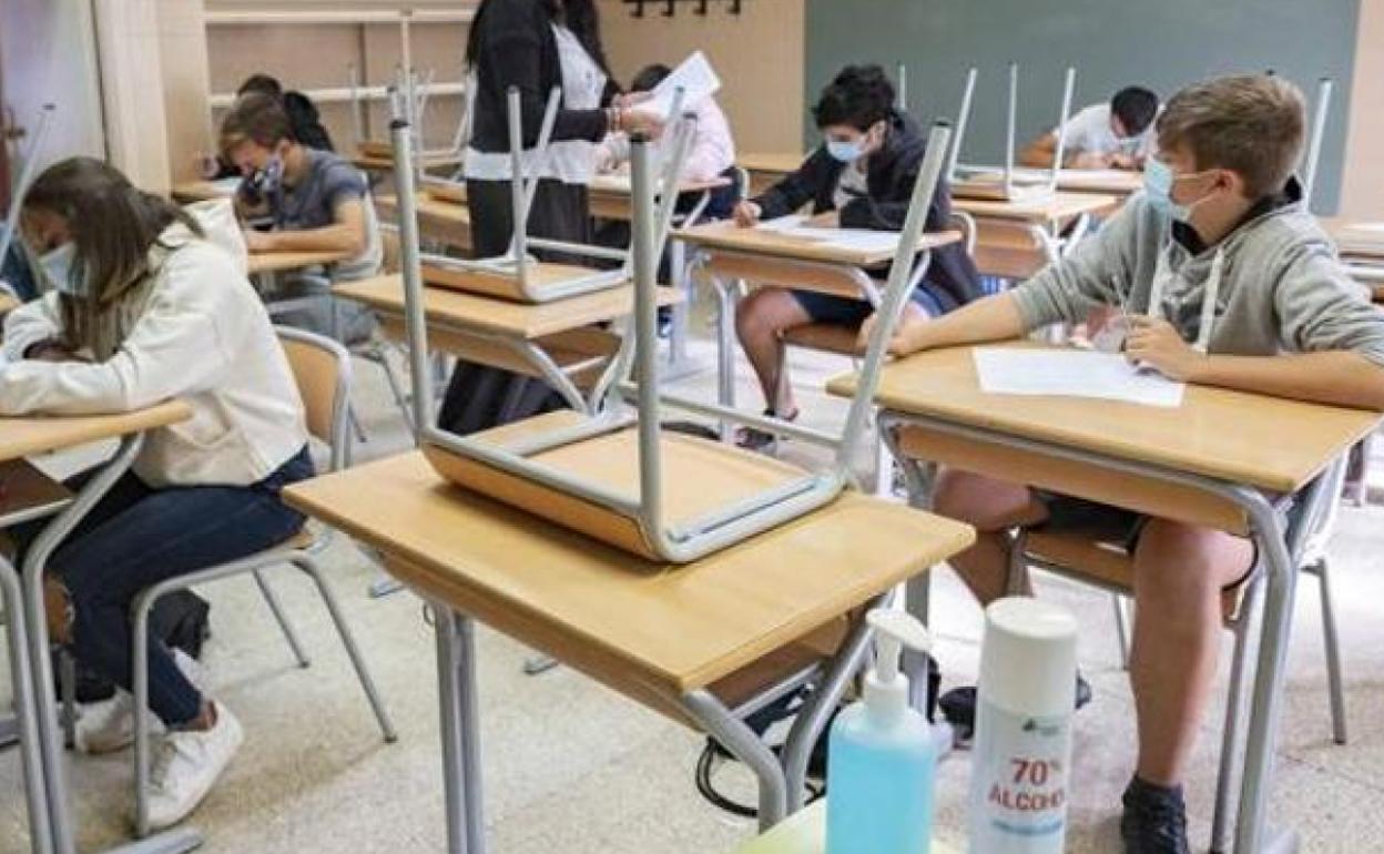 Clase de un colegio con las medidas de prevención para evitar contagios de covid. 