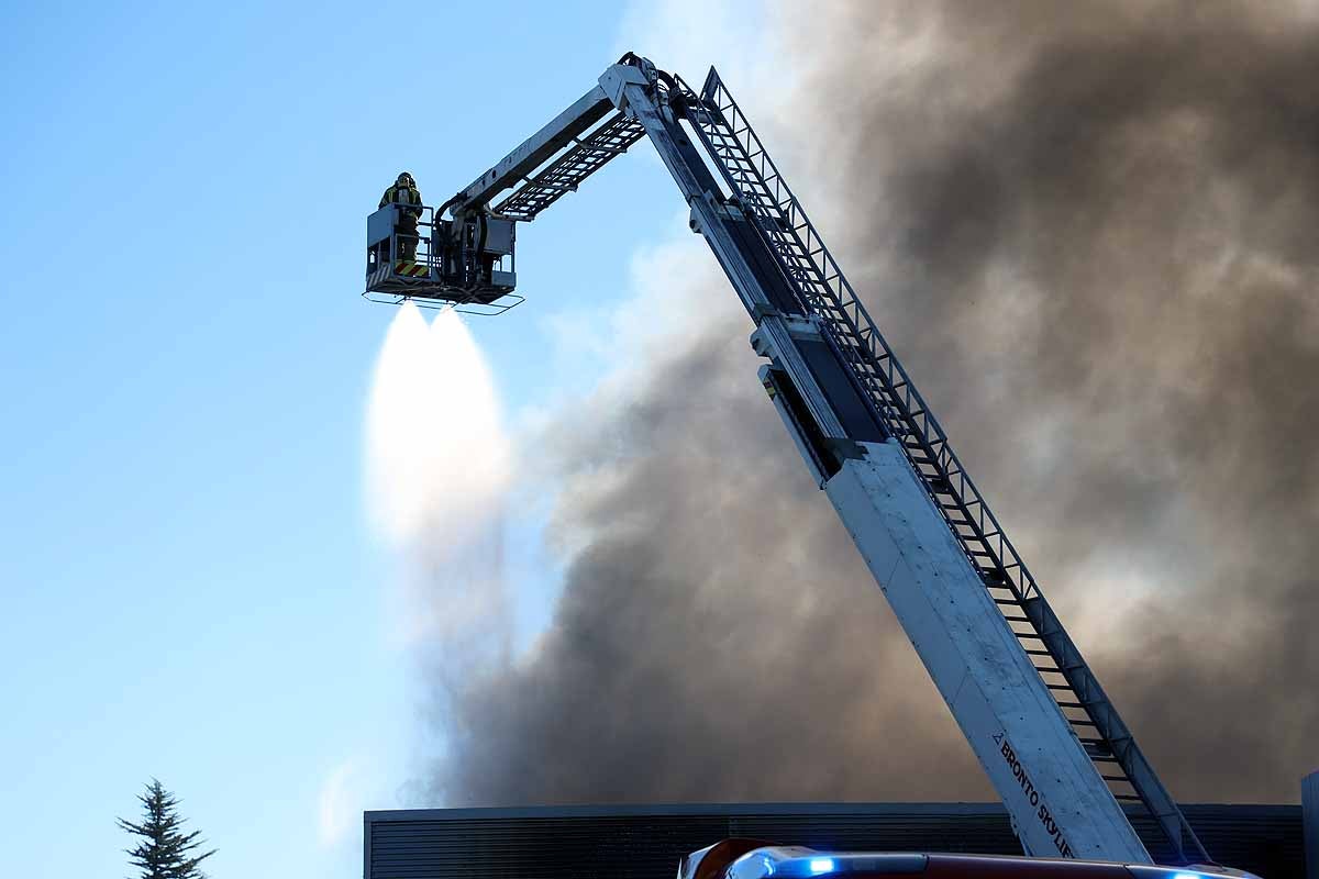 Fotos: Incendio en el concesionario Mercedes Benz-Ureta Motor de Burgos