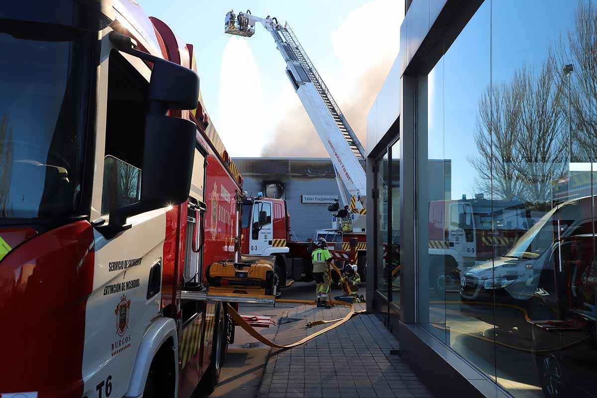 Fotos: Incendio en el concesionario Mercedes Benz-Ureta Motor de Burgos