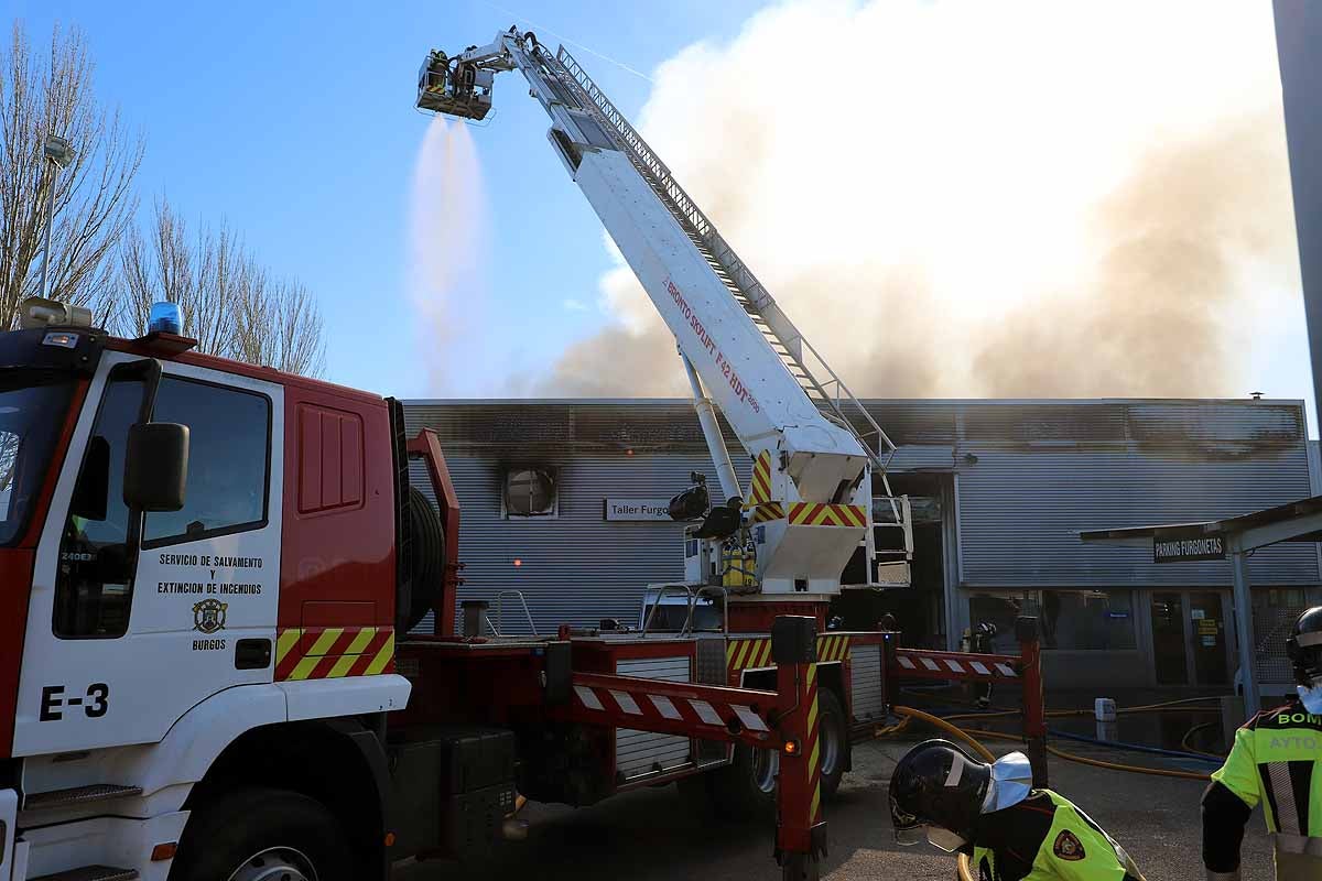 Fotos: Incendio en el concesionario Mercedes Benz-Ureta Motor de Burgos