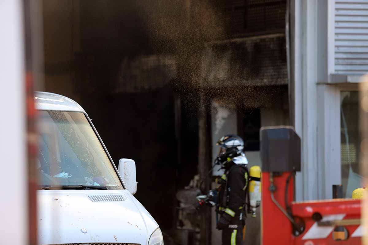 Fotos: Incendio en el concesionario Mercedes Benz-Ureta Motor de Burgos