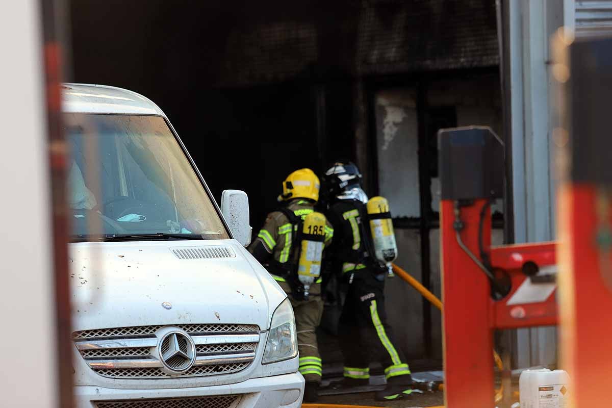 Fotos: Incendio en el concesionario Mercedes Benz-Ureta Motor de Burgos