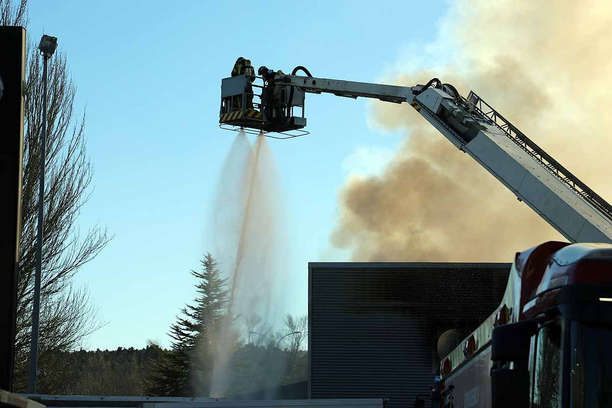 Fotos: Incendio en el concesionario Mercedes Benz-Ureta Motor de Burgos