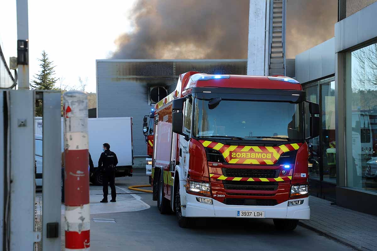 Fotos: Incendio en el concesionario Mercedes Benz-Ureta Motor de Burgos