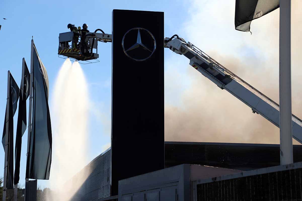 Fotos: Incendio en el concesionario Mercedes Benz-Ureta Motor de Burgos