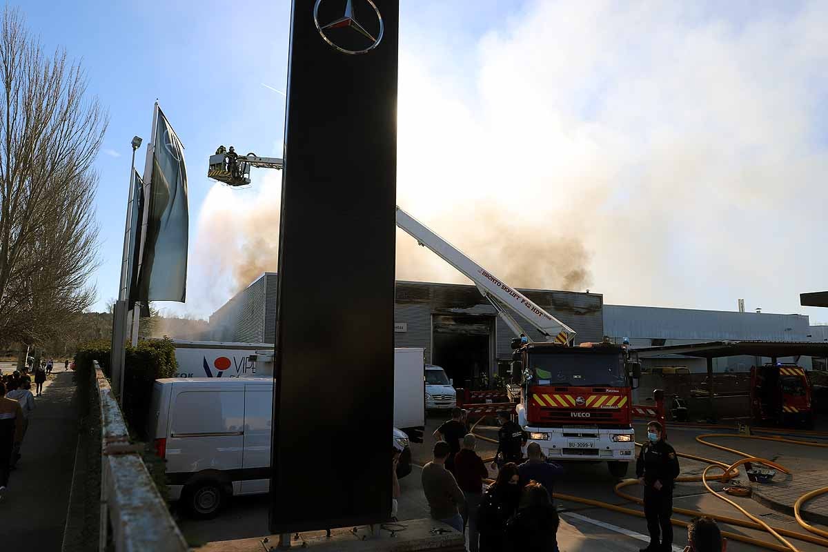 Fotos: Incendio en el concesionario Mercedes Benz-Ureta Motor de Burgos