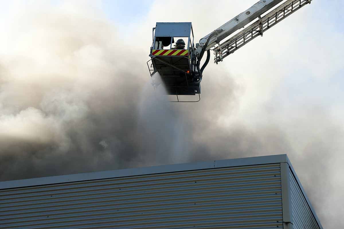 Fotos: Incendio en el concesionario Mercedes Benz-Ureta Motor de Burgos