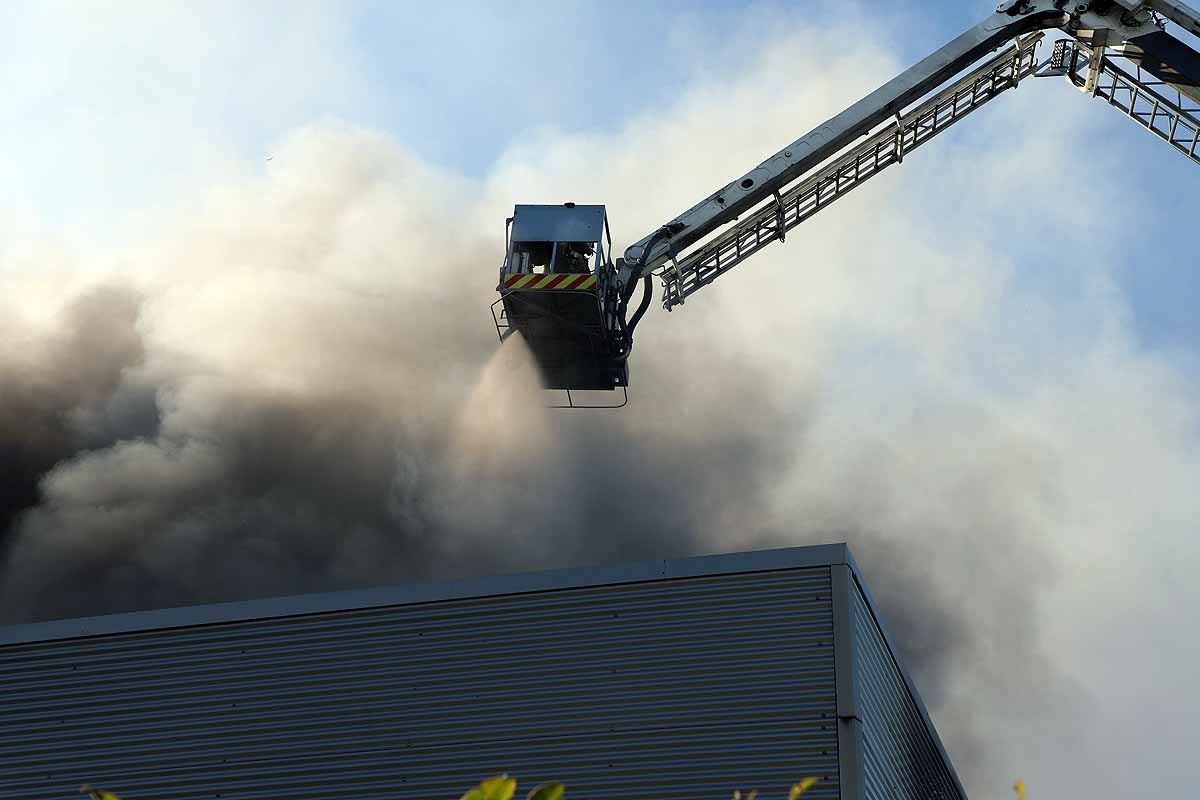 Fotos: Incendio en el concesionario Mercedes Benz-Ureta Motor de Burgos