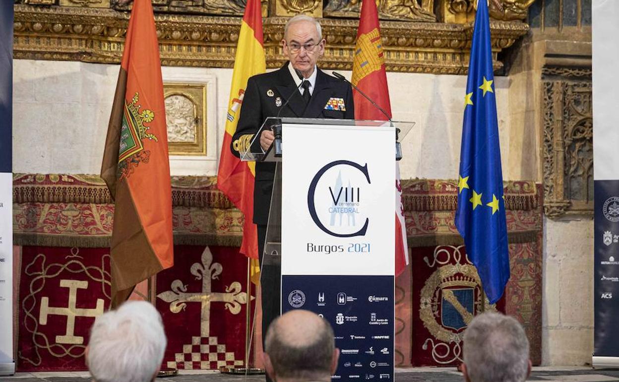 El almirante general Teodoro López Calderón, en la Catedral de Burgos.