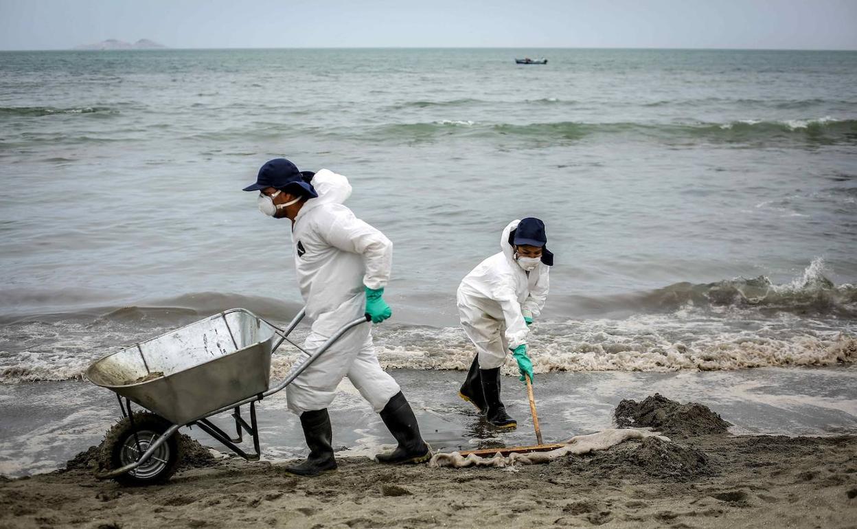 Imagen de las labores de limpieza de crudo en las playas peruanas de Ancón afectadas por el vertido de Repsol. 