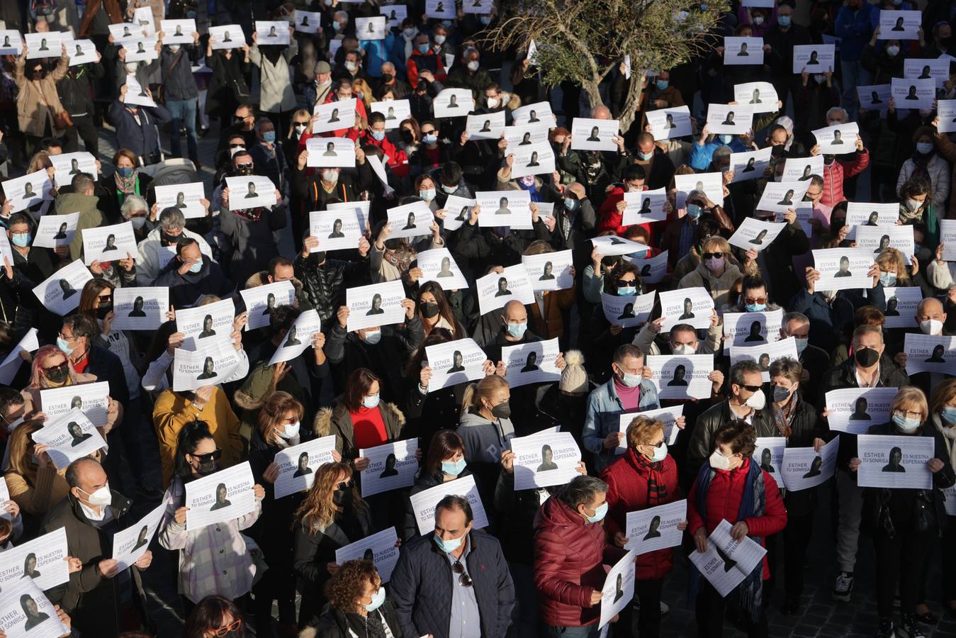 Galería. Concentración en apoyo a la familia de Esther López, este domingo por la tarde en Traspinedo. 