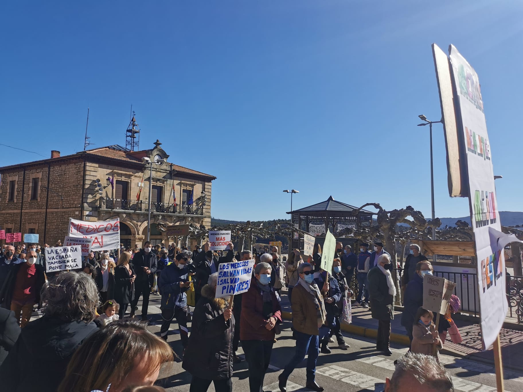 Fotos: Un millar de personas exigen una plantilla completa en el centro de salud de Quintanar