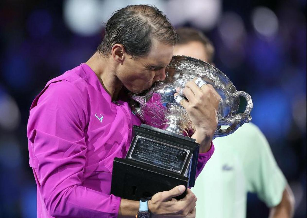 Nadal besa el trofeo del Abierto de Australia.