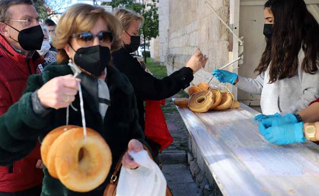 Tradicional reparto de panecillos por San Lesmes. Danzas, Gigantillos y un ambiente que regresa a la plaza San Juan. 