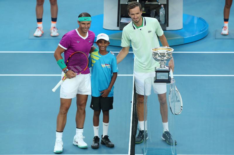 Daniil Medvedev y Rafa Nadal posan antes del partido, con el trofeo como protagonista.