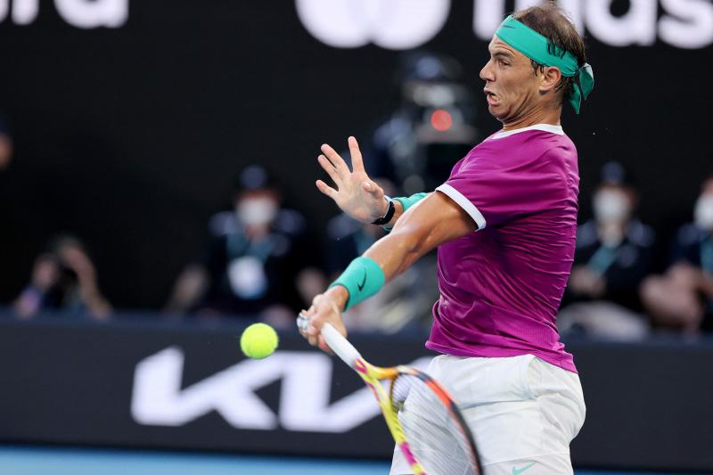 Nadal golpea la bola, durnate la final. 