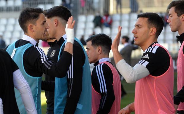 Los jugadores del Burgos se saludan antes de un partido.