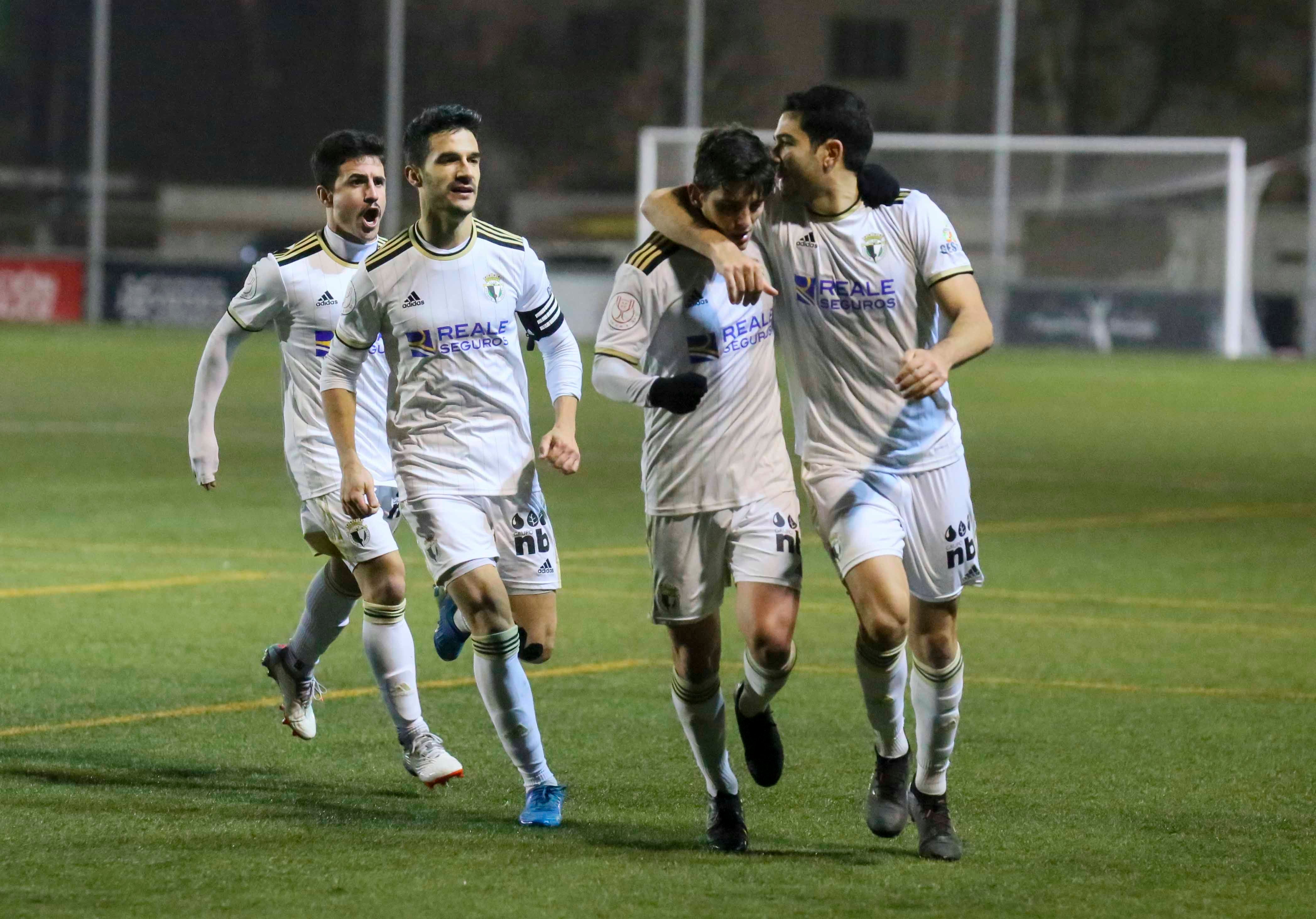 Riki celebra el gol que anotó en Copa y que dio el pase al Burgos a la siguiente ronda.