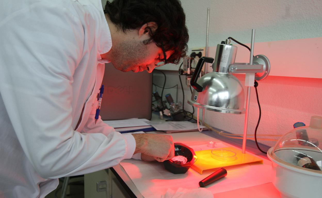 Investigador trabajando en un laboratorios.