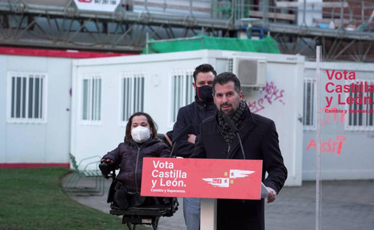 El candidato del PSOE a la Junta Luis Tudanca atiende a los medios en su visita el barrio de Gamonal junto a Noelia Frutos y Daniel de la Rosa. 