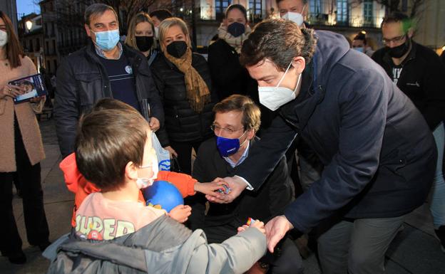 José Luis Martínez-Almeida, en Segovia, con Alfonso Fernández Mañueco.