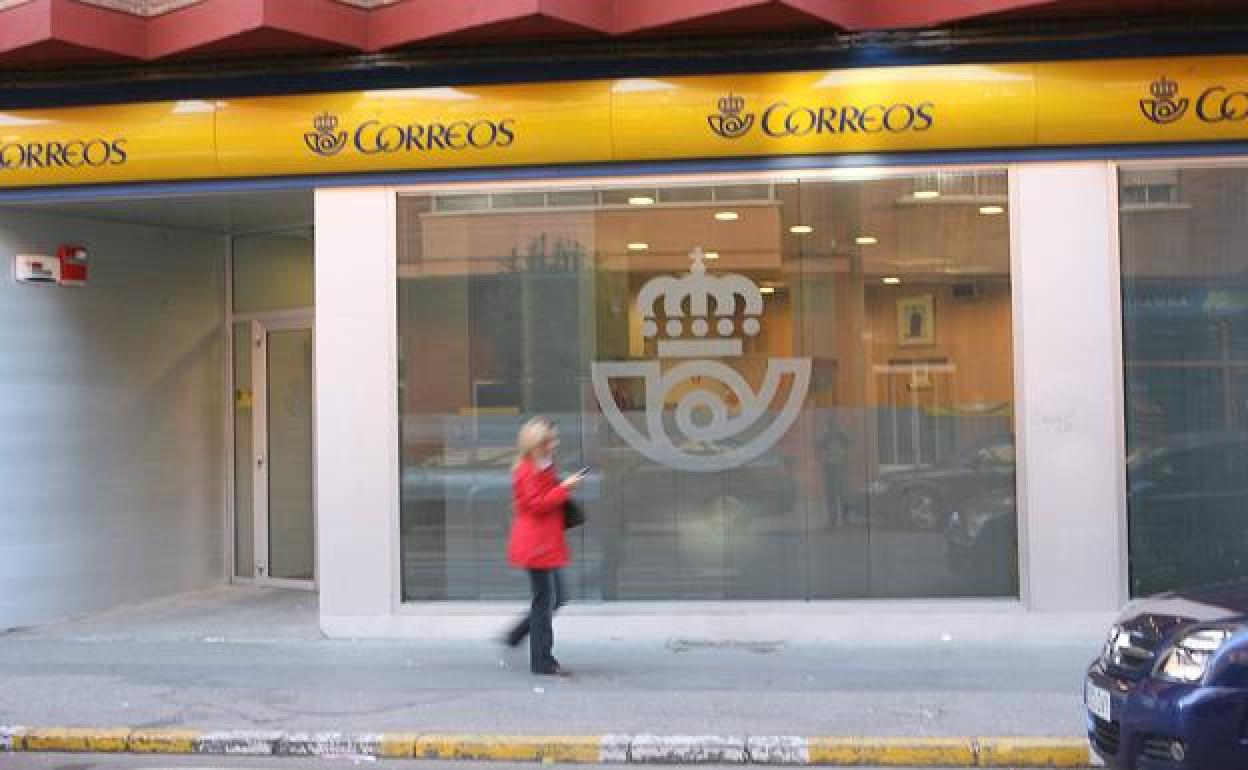 Exterior de una oficina de Correos. 