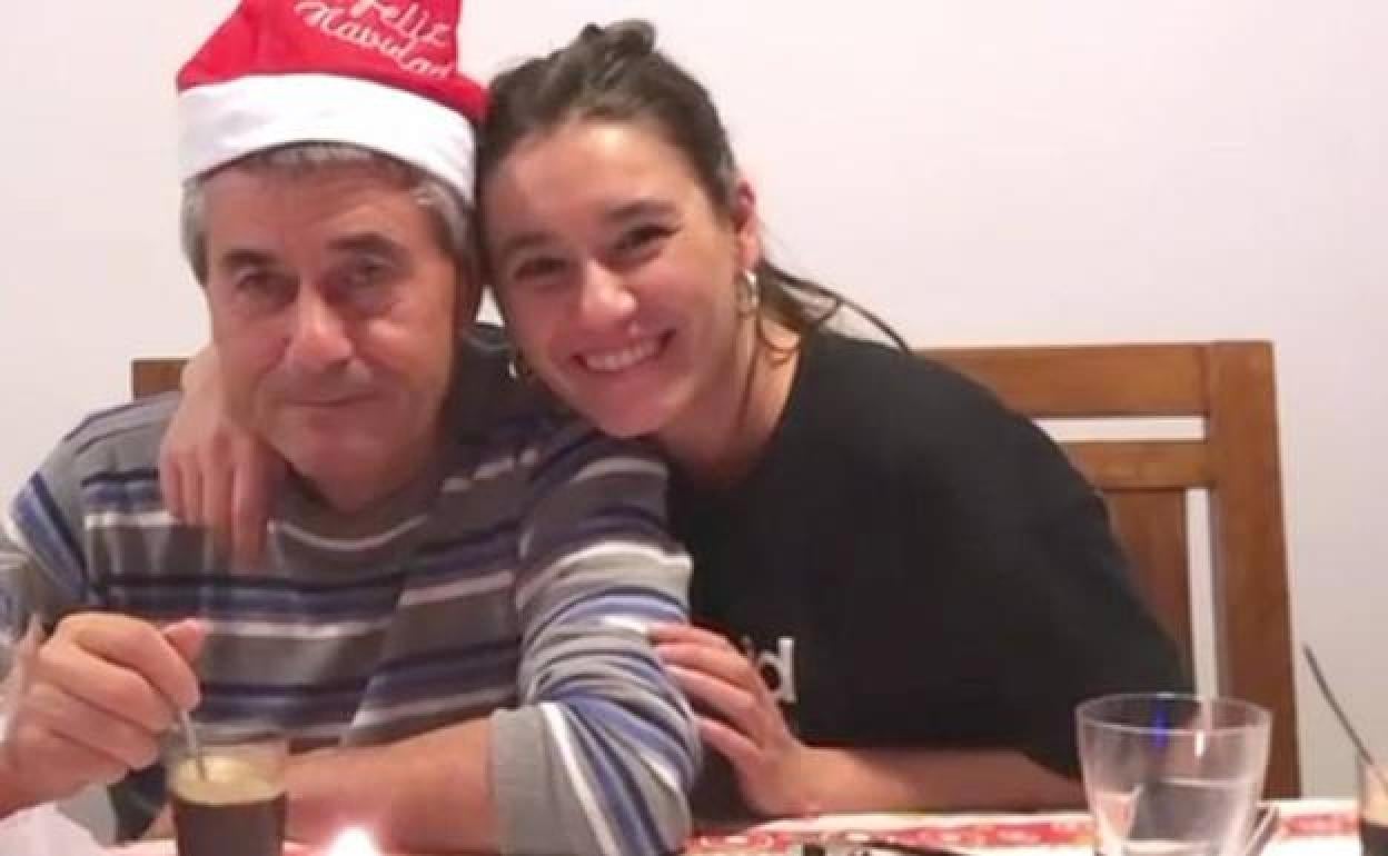 Esther López de la Rosa, junto a su padre, en un vídeo difundido por la familia.