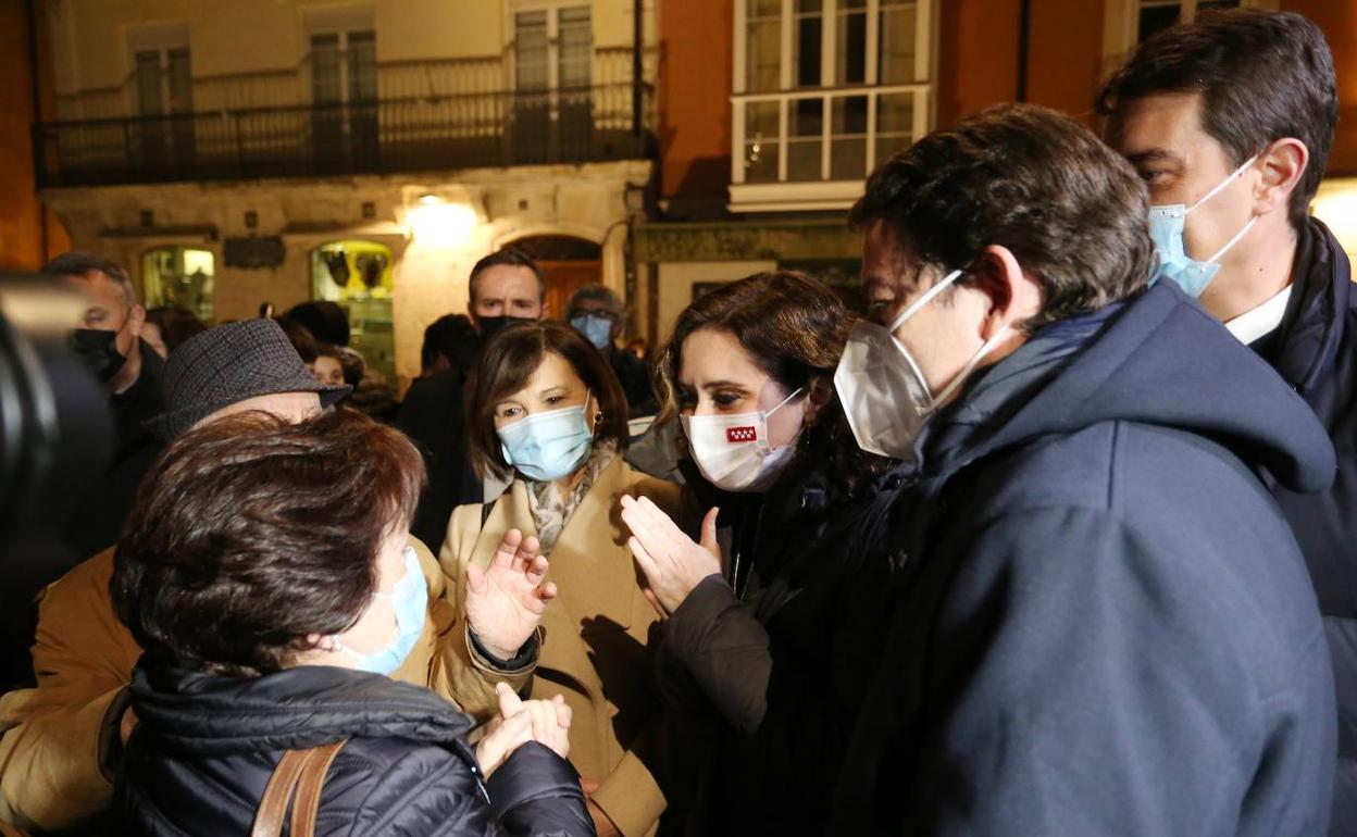 Isabel Díaz Ayuso, en el centro, durante su paseo por Burgos rumbo al lugar del mitin. 