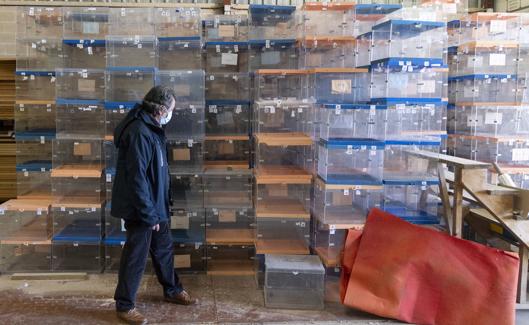 Urnas guardadas en un almacén del Ayuntamiento de Valladolid.