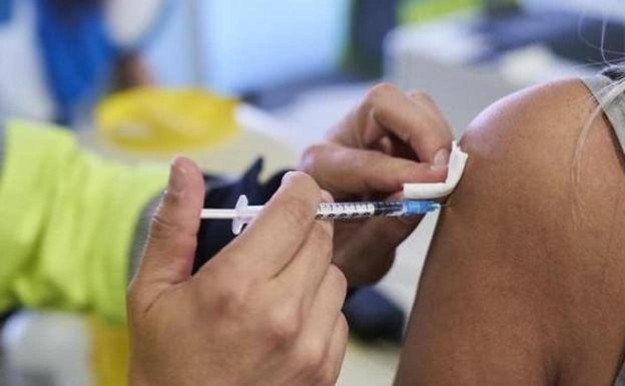 Una mujer recibe la vacuna contra el coronavirus.