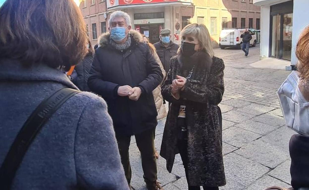 Verónica Casado junto a Delgado en Aranda de Duero este lunes.