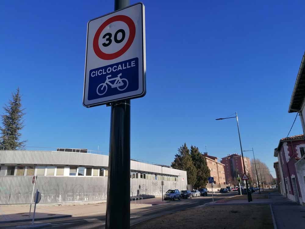 Fotos: Los vecinos de la Barriada de los Ríos reivindican mejoras para este barrio de Burgos