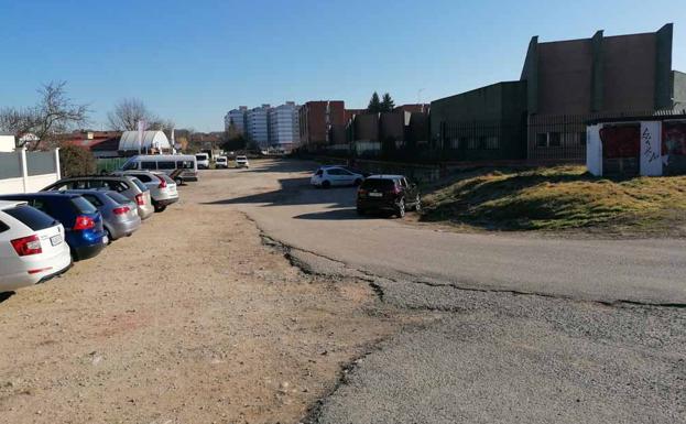 La calle Rodrigo de Sebastián está sin asfaltar, se usa como aparcamiento y presenta mucha suciedad.