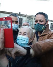 Imagen secundaria 2 - Arrimadas abraza a Igea. Ione Belarra, junto a Pablo Fernández. Santiago Abascal se hace un 'selfi' con una admiradora. 