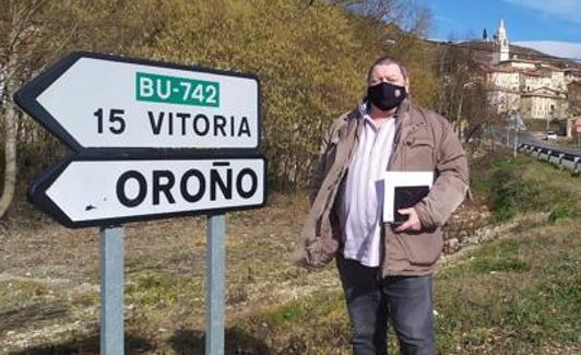 Enrqie Barbadillo, alcalde de Condado de Treviño, a la entrada del pueblo. 