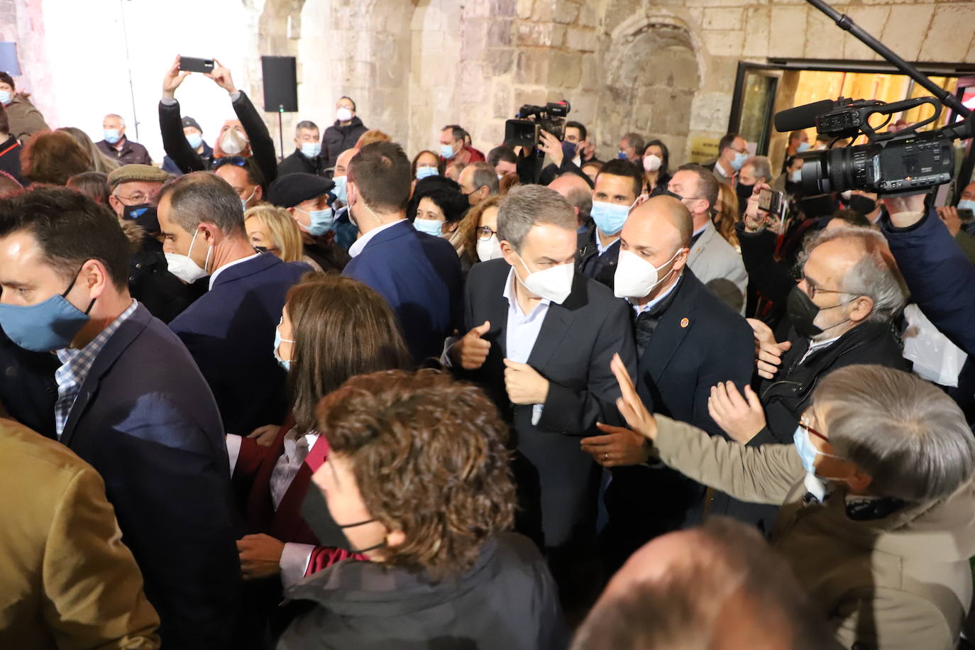 Pedro Sánchez y José Luis Rodríguez Zapatero apoyan a Tudanca en Burgos.