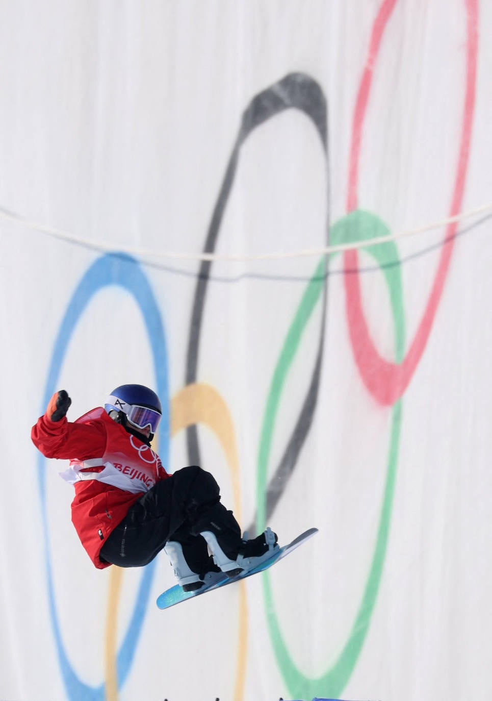 Queralt Castellet, durante el ejercicio que le ha valido la medalla de planta la final de snowboard halfpipe de los Juegos Olímpicos de Pekín 2022. 