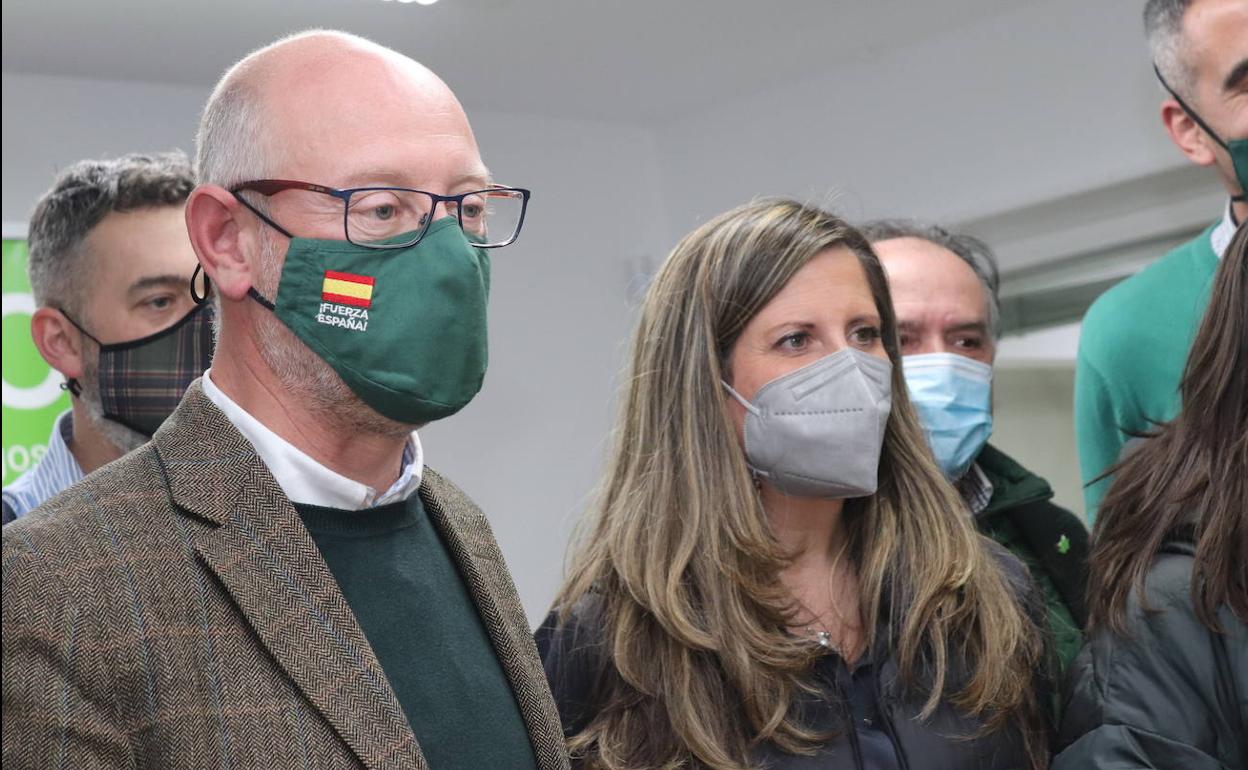 Iñaki Sicilia y Ana Rosa Hernando siguen los resultados en la sede.