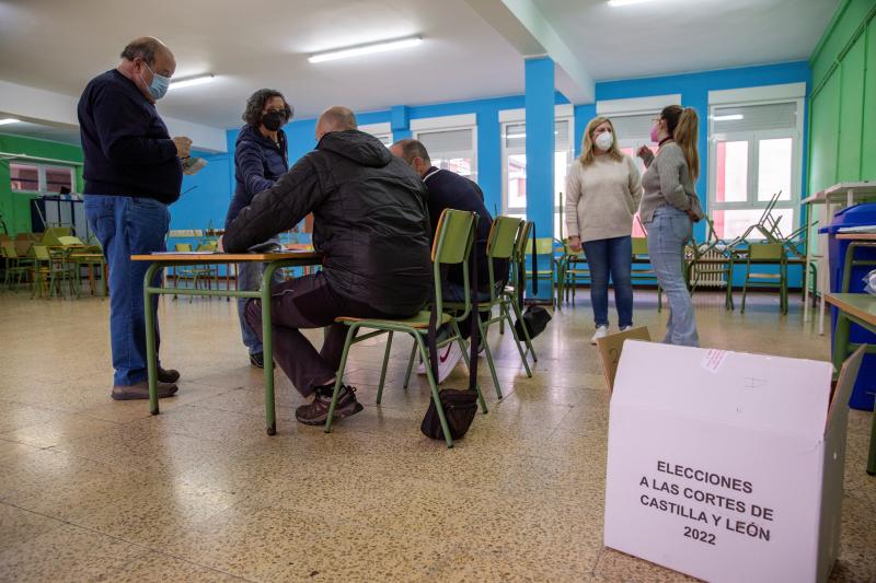 Los vecinos de Condado de Treviño votan en estas últimas elecciones.