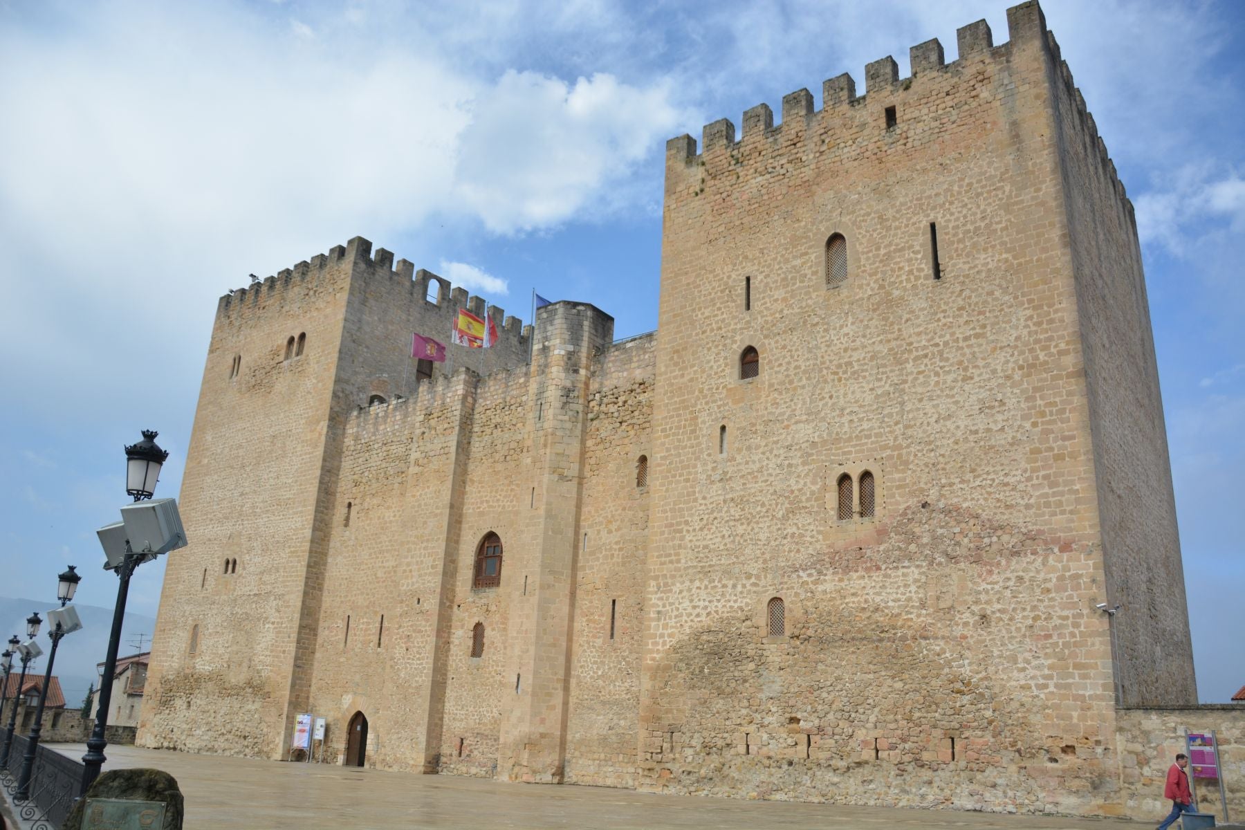 Pedro Fernández de Velasco ordenó construir el alazar de Medina. 