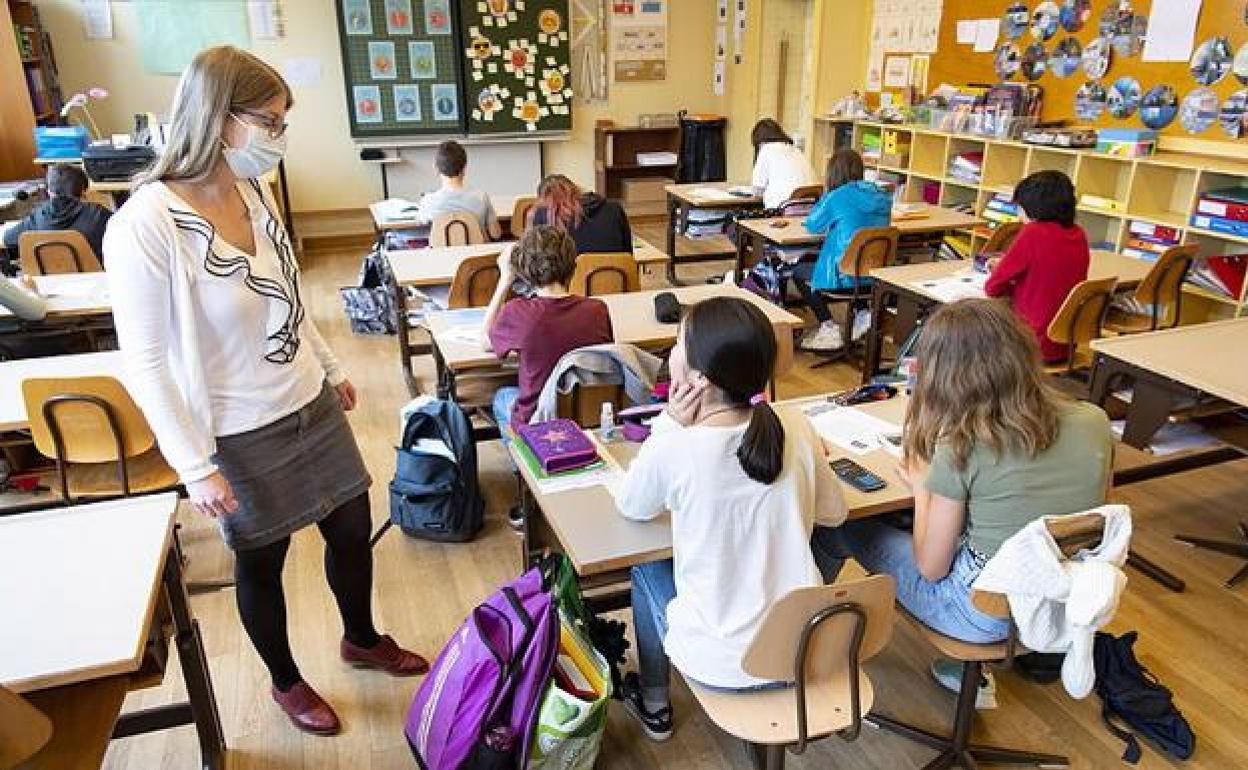 Una profesora con mascarilla en el aula de un colegio de Granada. 