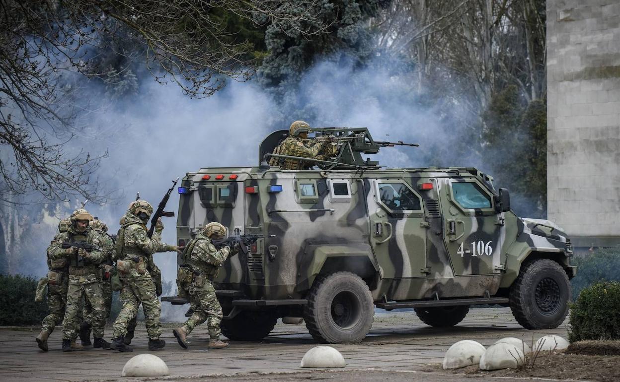 La policía ucraniana y los militares de la Guardia Nacional participan en ejercicios militares.