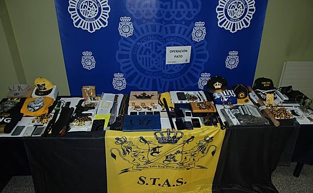 En la operación se incautaron de armas, documentación y productos identificativos.