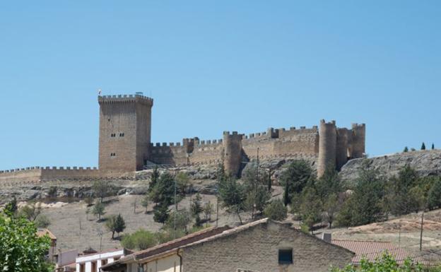 El castillo de Peñaranda de Duero domina todo el valle. 