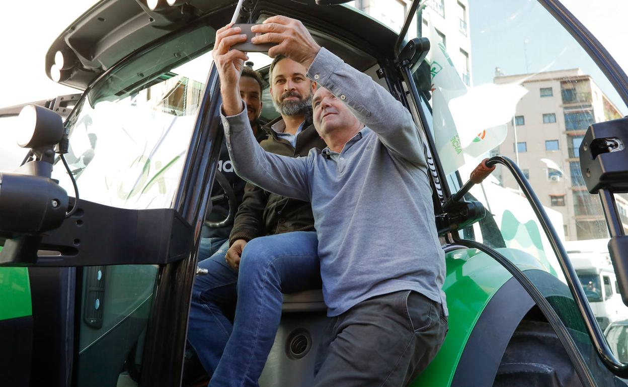 Santiago Abascal, en un tractor durante una manifestación en Murcia este miércoles. 